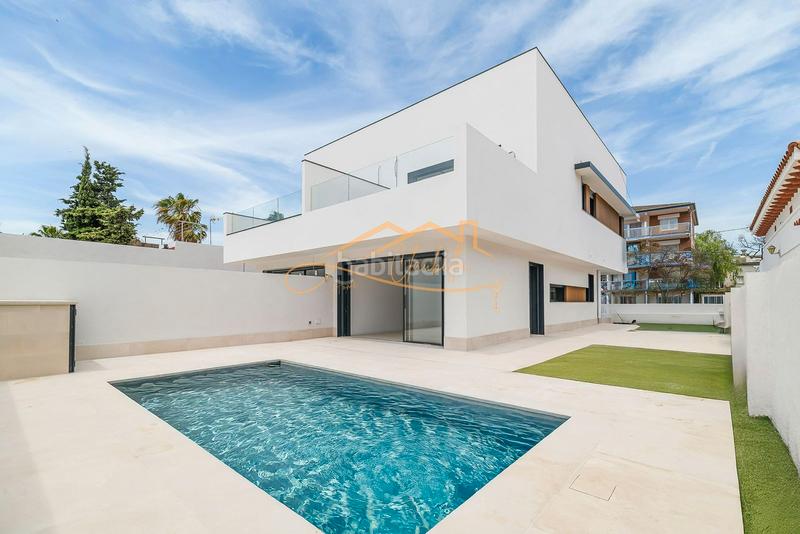 Foto 16a6a0c8-92c0-4aec-8c3c-1b92c9e11daa. Maison jumelée dans passeig garbí 183 dans Lluminetes Castelldefels