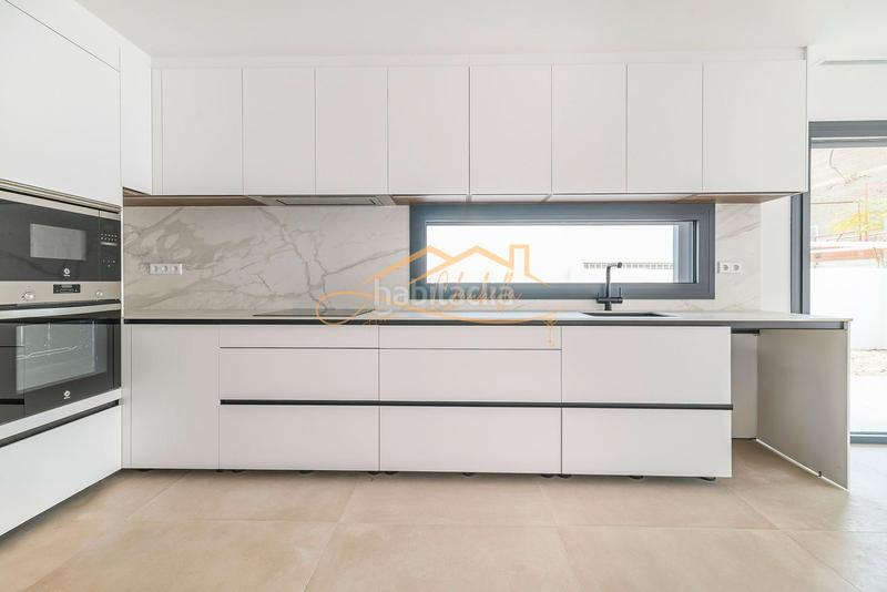 Foto 48ebf9e5-1ddc-4ba7-99dd-fe641f664cc5. Maison jumelée dans passeig garbí 183 dans Lluminetes Castelldefels