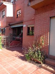 Reihenhaus  Calle de santillana del mar 12. Venta  de chalet adosado  en urbanizacion con piscina