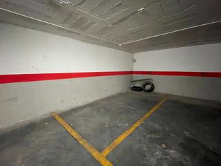 Aparcament cotxe  Calle gaspar tato. Plaza de garaje amplia con trastero en el mismo edificio.