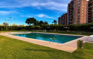 Pis  Carrer guadalest. Vivienda de 3 habitaciones a en urbanización con piscina y garaj
