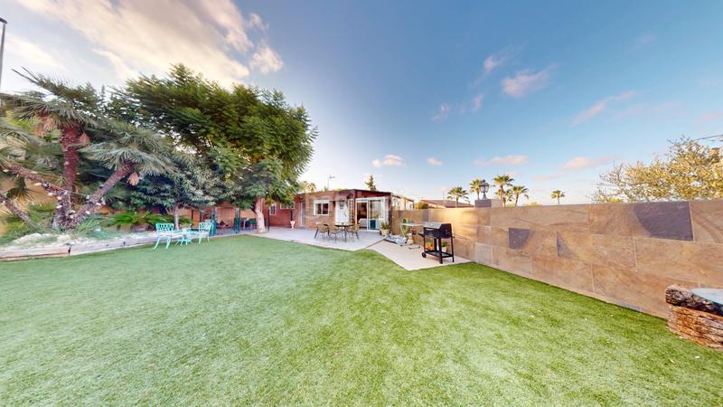 Foto 16af4ea0-9d0c-45bf-a5ee-1a008c2340af. Chalet con camino parcheggio in Albufereta Alicante