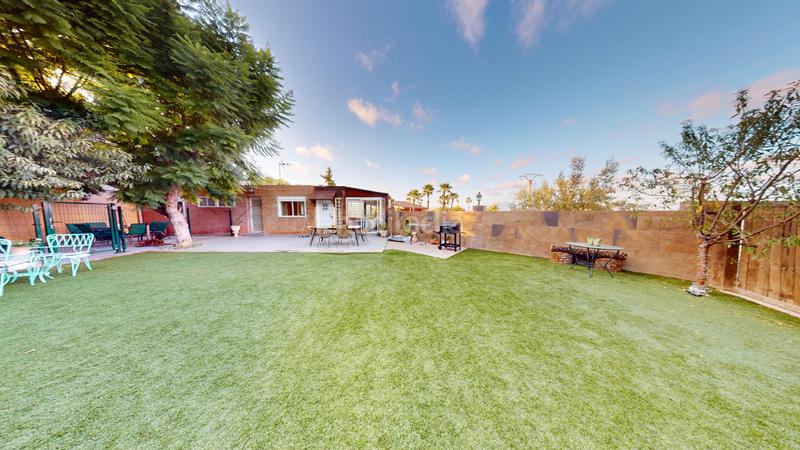 Foto a375660a-0d9b-4b1d-bbf3-4144e489bf70. Chalet con camino parcheggio in Albufereta Alicante