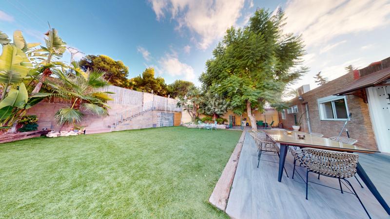 Foto a526eec2-0698-46d3-8f0f-4acbe734e111. Chalet con camino parcheggio in Albufereta Alicante