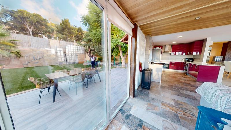 Foto b76859ba-bcc3-43f2-ab97-d885e19d5624. Chalet con camino parcheggio in Albufereta Alicante