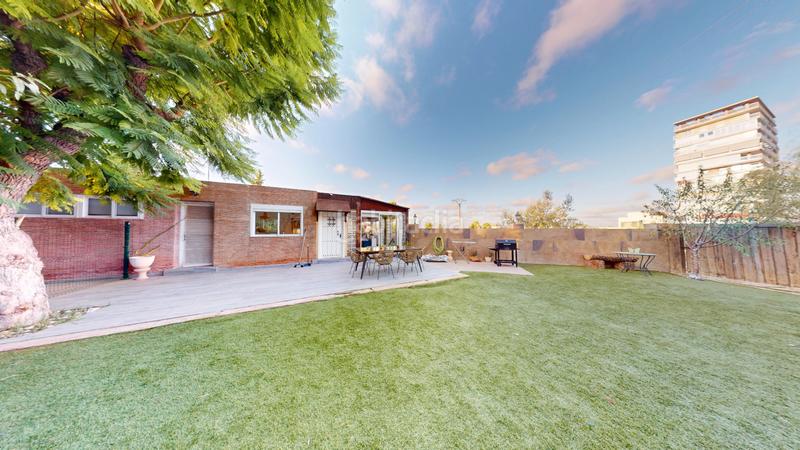 Foto deacb3ae-ee7b-478f-9f8a-1eb0c663587e. Chalet con camino parcheggio in Albufereta Alicante