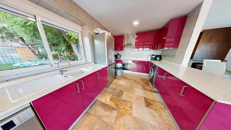 Foto ea0bb057-6af9-49ac-a2c8-b4a572b0b169. Chalet con camino parcheggio in Albufereta Alicante