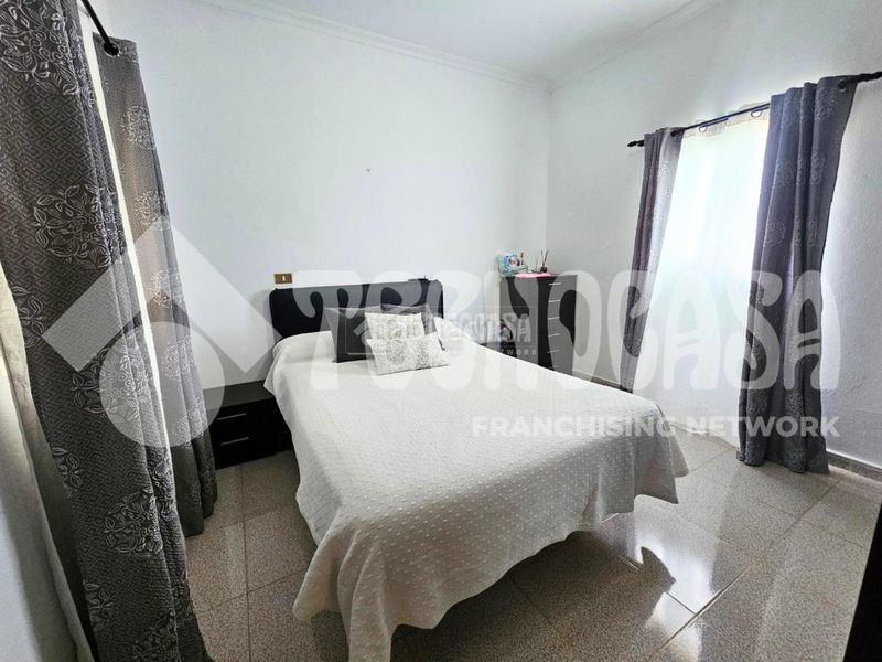 Foto 00c7b87e-051c-4eb4-ae16-e4f6cb359ba2. Casa aparellada amb aparcament a Cardones Arucas