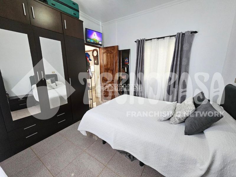 Foto 0af8dc26-d184-4a7c-8421-c31b229aae3e. Casa aparellada amb aparcament a Cardones Arucas