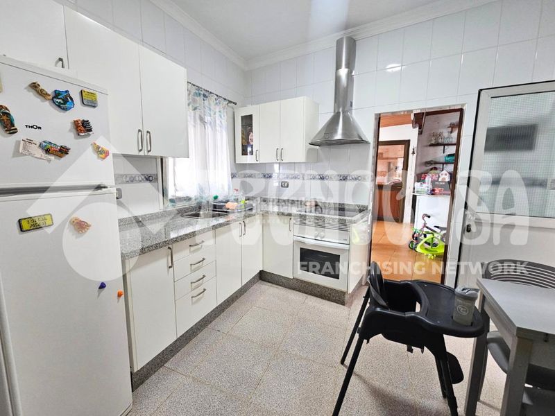 Foto a533a35f-87b6-42fe-863c-3cb46db98f1f. Casa aparellada amb aparcament a Cardones Arucas