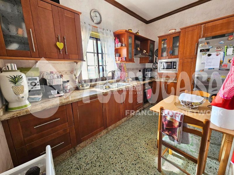 Foto a809b5e7-c8ef-443c-8f7e-92bfe86f21d3. Casa aparellada amb aparcament a Cardones Arucas