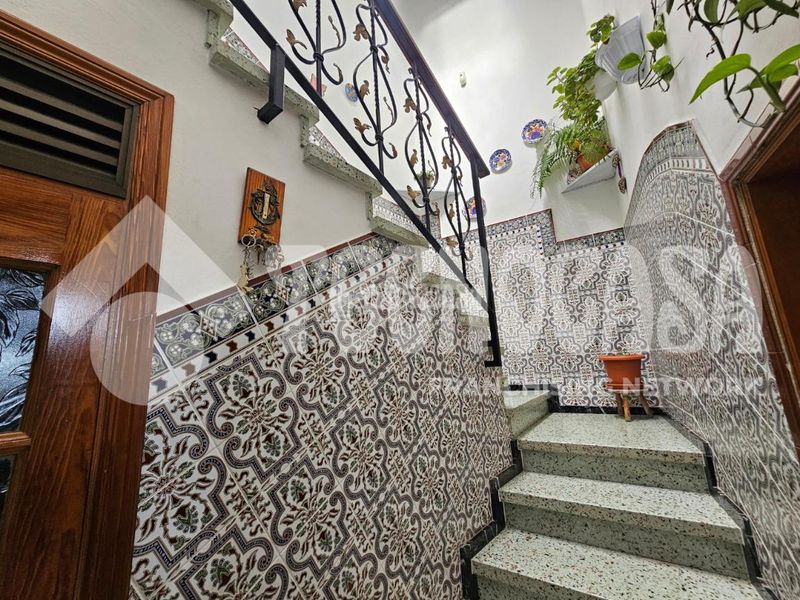 Foto b993963d-c543-4d0a-9787-ec2c0592cbd8. Casa aparellada amb aparcament a Cardones Arucas