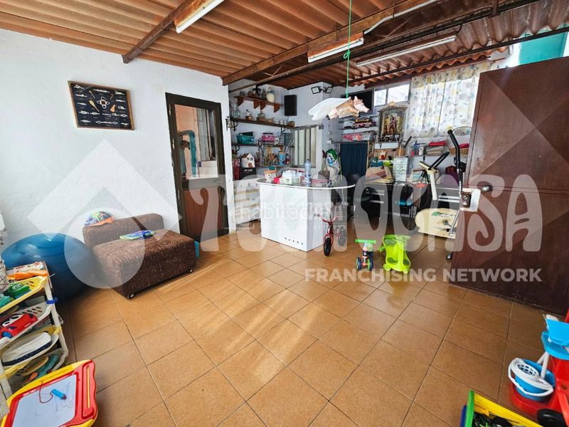 Foto d7b939e9-3663-404a-9233-695a603ab630. Casa aparellada amb aparcament a Cardones Arucas