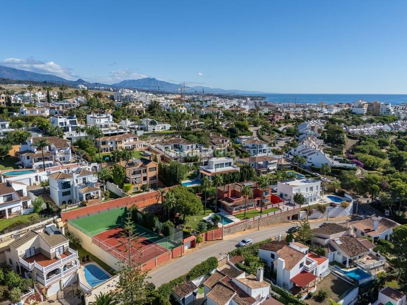 Foto 2f05456a-6279-43fc-9e50-047b0151db38. Chalet mit parking pool in Seghers Estepona