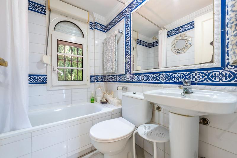 Foto 35ff850a-f5ed-4e5c-854e-91a0fabc068e. Chalet mit parking pool in Seghers Estepona