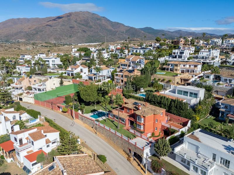 Foto 9baf3f58-e5c8-4064-9b0c-6265e842b1a5. Xalet amb aparcament piscina a Seghers Estepona