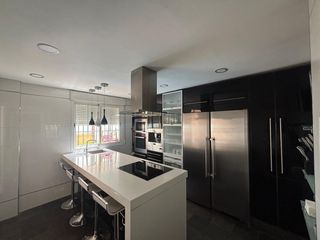 Maison jumelée à Calle veracruz 2. Una casa para disfrutarla de verdad – espacio, piscina y diseño