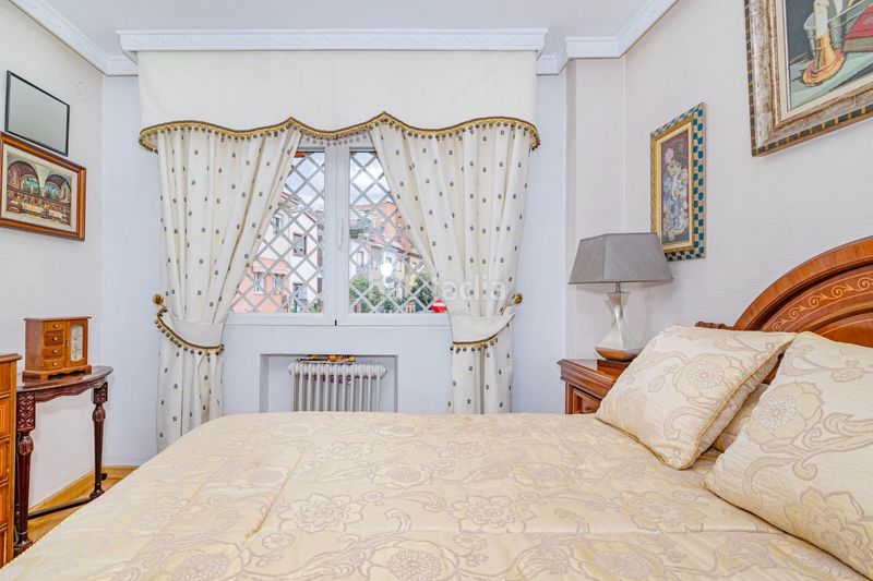 Foto 4f25ce1c-8a86-4284-8fe8-a1b5fe497f4c. Casa adossada amb aparcament a Bola de Oro Granada