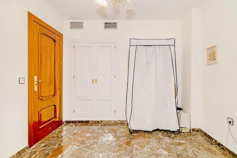 Foto 51730c6a-b32e-4f7a-a563-b164a7adb4c0. Casa adossada amb aparcament a Bola de Oro Granada