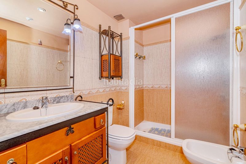 Foto 7fef2f1f-08a9-4236-aa42-e7df402fdc74. Casa adossada amb aparcament a Bola de Oro Granada