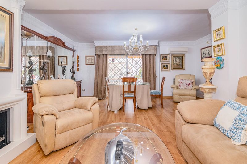 Foto d7d7d6bc-85dd-42aa-9c8f-3724481a12a2. Casa adossada amb aparcament a Bola de Oro Granada