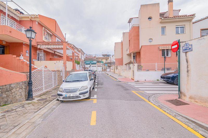 Foto e568af51-2f74-4c90-96ac-656bc8782b54. Casa adossada amb aparcament a Bola de Oro Granada