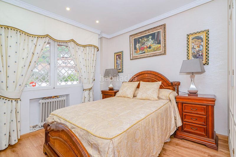 Foto f186fc77-3c13-4b23-9a63-f95a31bd6294. Casa adossada amb aparcament a Bola de Oro Granada