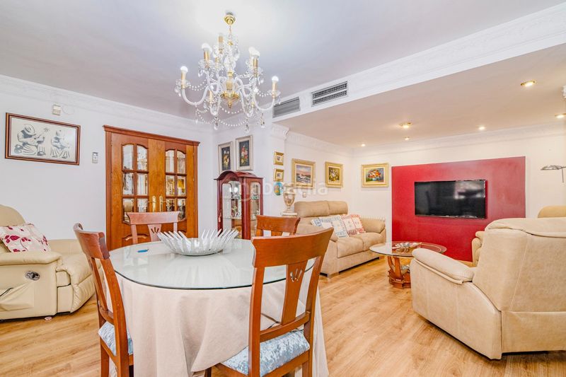 Foto f947643c-e8c9-4f7c-b031-e75435e7ceb9. Casa adossada amb aparcament a Bola de Oro Granada