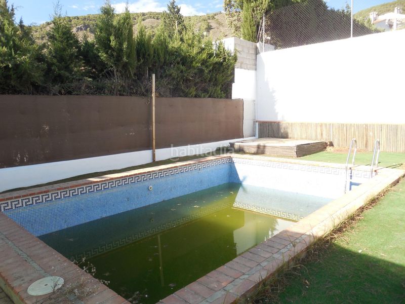 Foto 889f5296-8179-4d50-b666-d96b48ece1e0. Casa aparellada amb aparcament a Padul