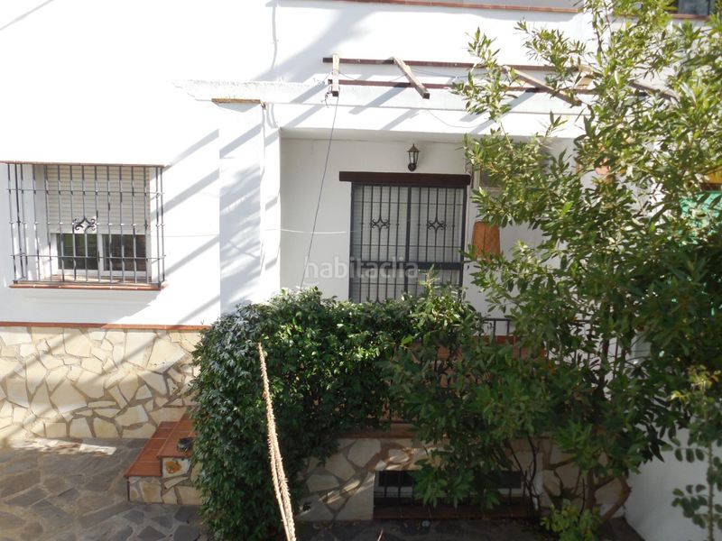 Foto a845756f-ba9a-42ed-9184-59b8dd8e4974. Casa aparellada amb aparcament a Padul