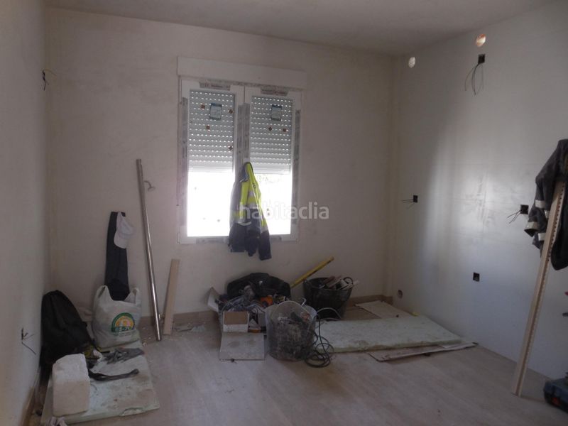 Foto ced83f46-30fc-4c8b-ad2b-e777082a7236. Casa aparellada amb aparcament a Padul