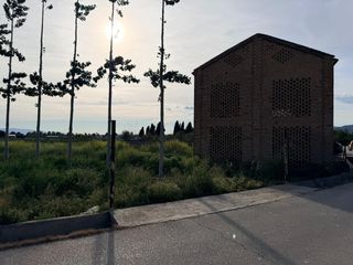 Landgut in Fuente Vaqueros. Terreno rústico con secadero en fuente vaqueros.