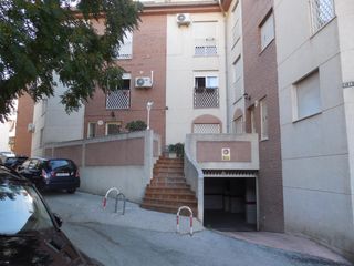 Rent Flat  Calle vista blanca. Luminoso piso con cochera cerrada y trastero junto al centro