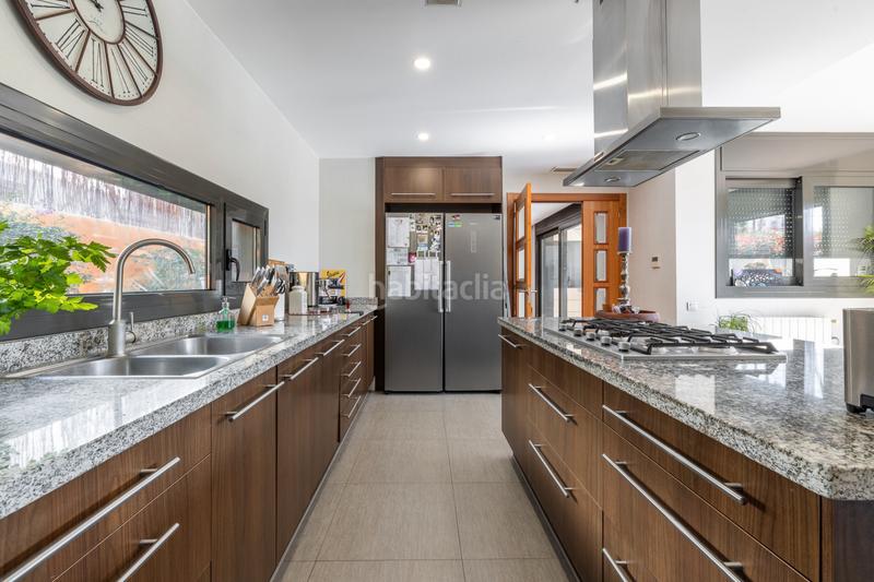 Foto 4695c370-71fe-4c69-bb49-7c36ec3fb93a. Maison avec cheminée chauffage parking piscine dans Castelldefels