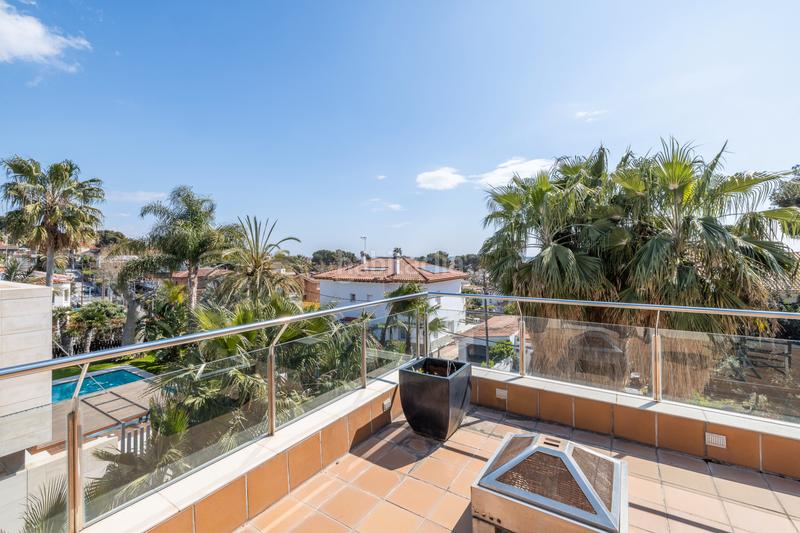 Foto 814e10f4-15ef-4e04-8768-b3d415fdc181. Maison avec cheminée chauffage parking piscine dans Castelldefels