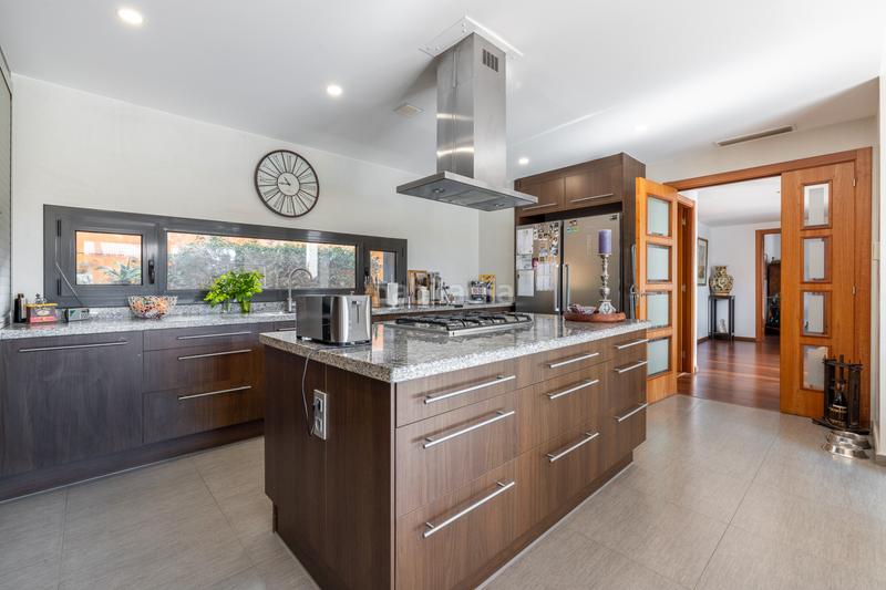 Foto a3281b15-2353-4f35-bfe8-6e2b5b7e09b6. Maison avec cheminée chauffage parking piscine dans Castelldefels