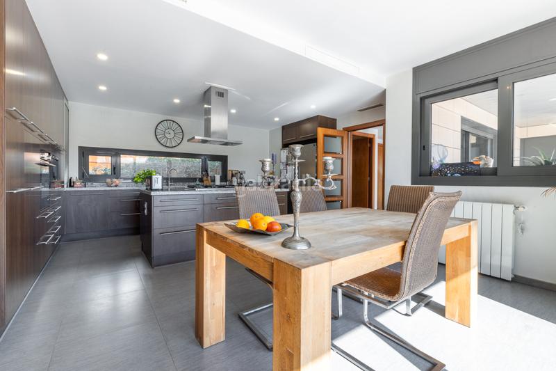 Foto acce649a-3742-4507-80c3-dcb806f1f0b7. Maison avec cheminée chauffage parking piscine dans Castelldefels