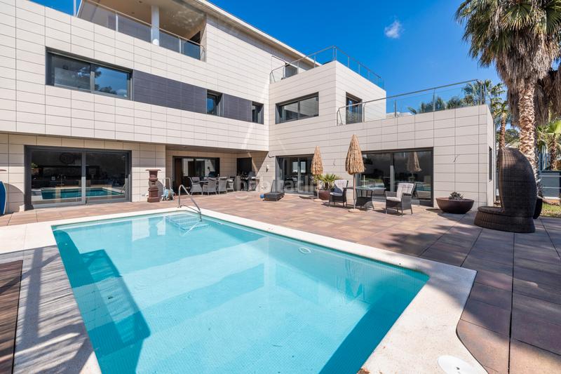 Foto c28608e1-28cb-4b16-9bc2-1aff15ac4084. Maison avec cheminée chauffage parking piscine dans Castelldefels