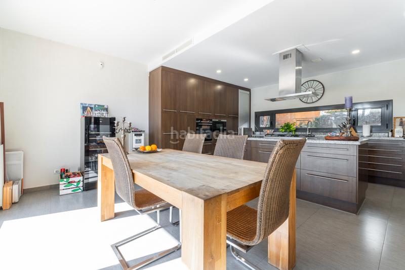 Foto cb948941-720d-4a09-83d0-232b1e09cc5d. Maison avec cheminée chauffage parking piscine dans Castelldefels