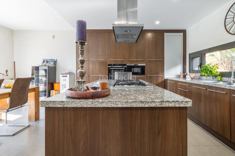 Foto cf2f51dc-d250-4cde-9cf1-6304171b66e6. Maison avec cheminée chauffage parking piscine dans Castelldefels