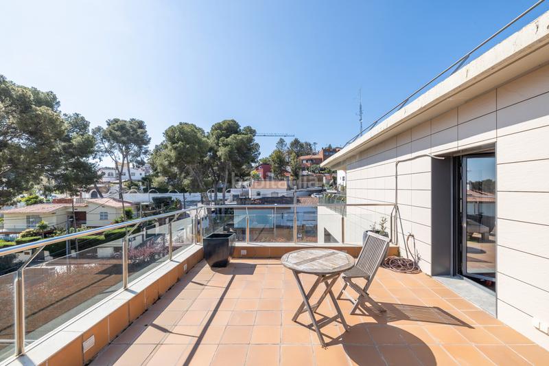 Foto fdbf50bf-6d2e-41a4-b162-4d0500e2ebd4. Maison avec cheminée chauffage parking piscine dans Castelldefels