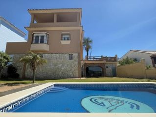 Xalet a San García. Vivienda independiente con jardín y piscina junto a la playa de