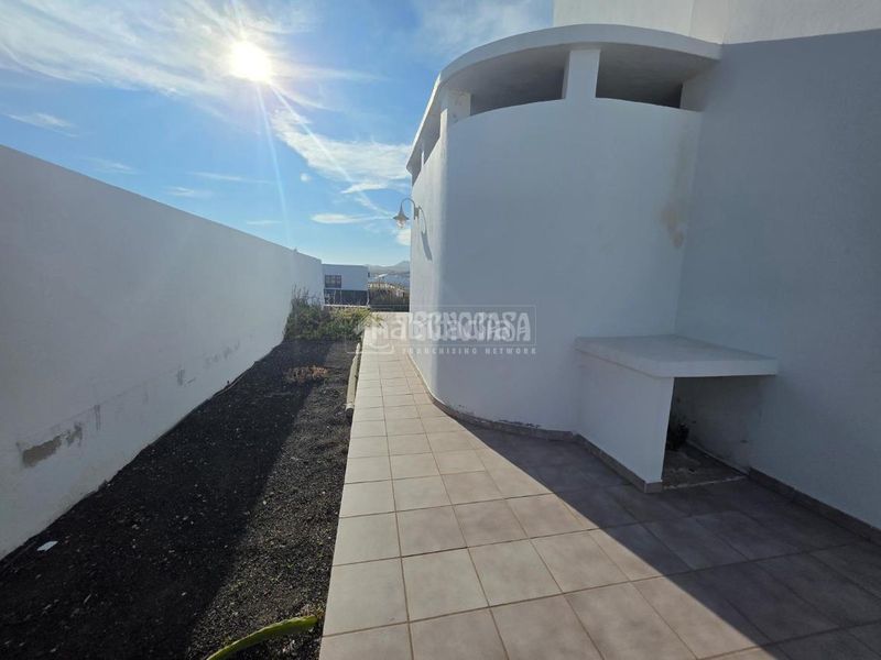 Foto 2453602a-49ff-49bd-bcb3-b698a258cfb2. Casa aparellada a Tahiche Teguise