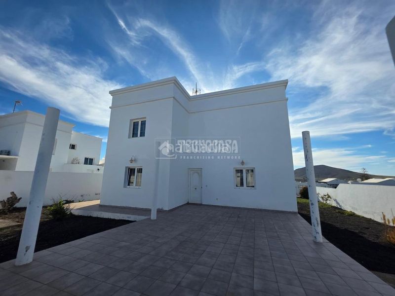 Foto f74e7f93-67f5-4df5-b1ea-ac7e8b8b30ae. Casa aparellada a Tahiche Teguise