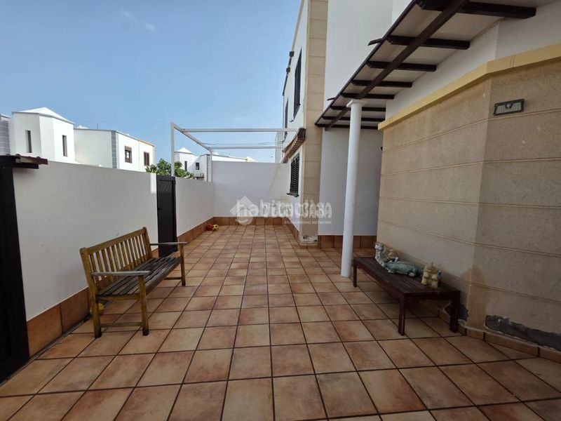 Foto ec5309dd-f6f6-4384-af35-563513f54aef. Casa aparellada a Playa Honda San Bartolomé