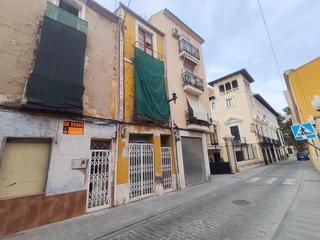 Casa a Orihuela Ciudad. Amplia casa de tres plantas con patio en ubicación privilegiada