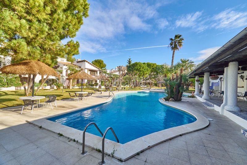 Foto db1583a8-12d1-4f47-bf83-aa2669aa3568. Casa adossada amb calefacció aparcament piscina a Calafell