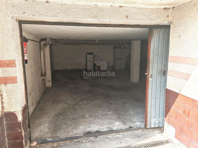 Foto f2158657-e9d1-4e37-beb5-dc94b99657b7. Aparcament cotxe a Calafell poble Calafell