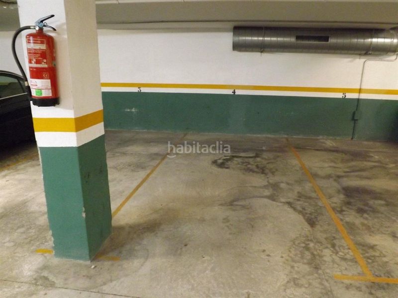 Foto f60e0e95-63cd-43af-bddc-46b9c546391c. Aparcament cotxe a Calafell poble Calafell