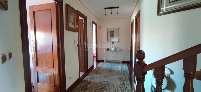 Foto 0e1a571c-be1b-4958-97fd-1d781a8fa660. Casa aparellada amb calefacció aparcament piscina a Santa Cruz de Bezana